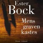 Mens graven kastes af Ester Bock