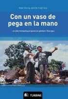 Con un vaso de pega en la mano af Roger Silva og Jeanette Krogh Silva