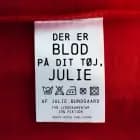 Der er blod på dit tøj, Julie af Julie Bundgaard