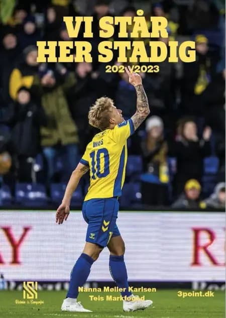 Vi står her stadig 2022/2023 af Nanna Møller Karlsen